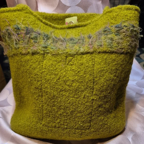 Vibrant Handmade Green Wool Tote with Pink Floral Accent - Picture 3 of 10
